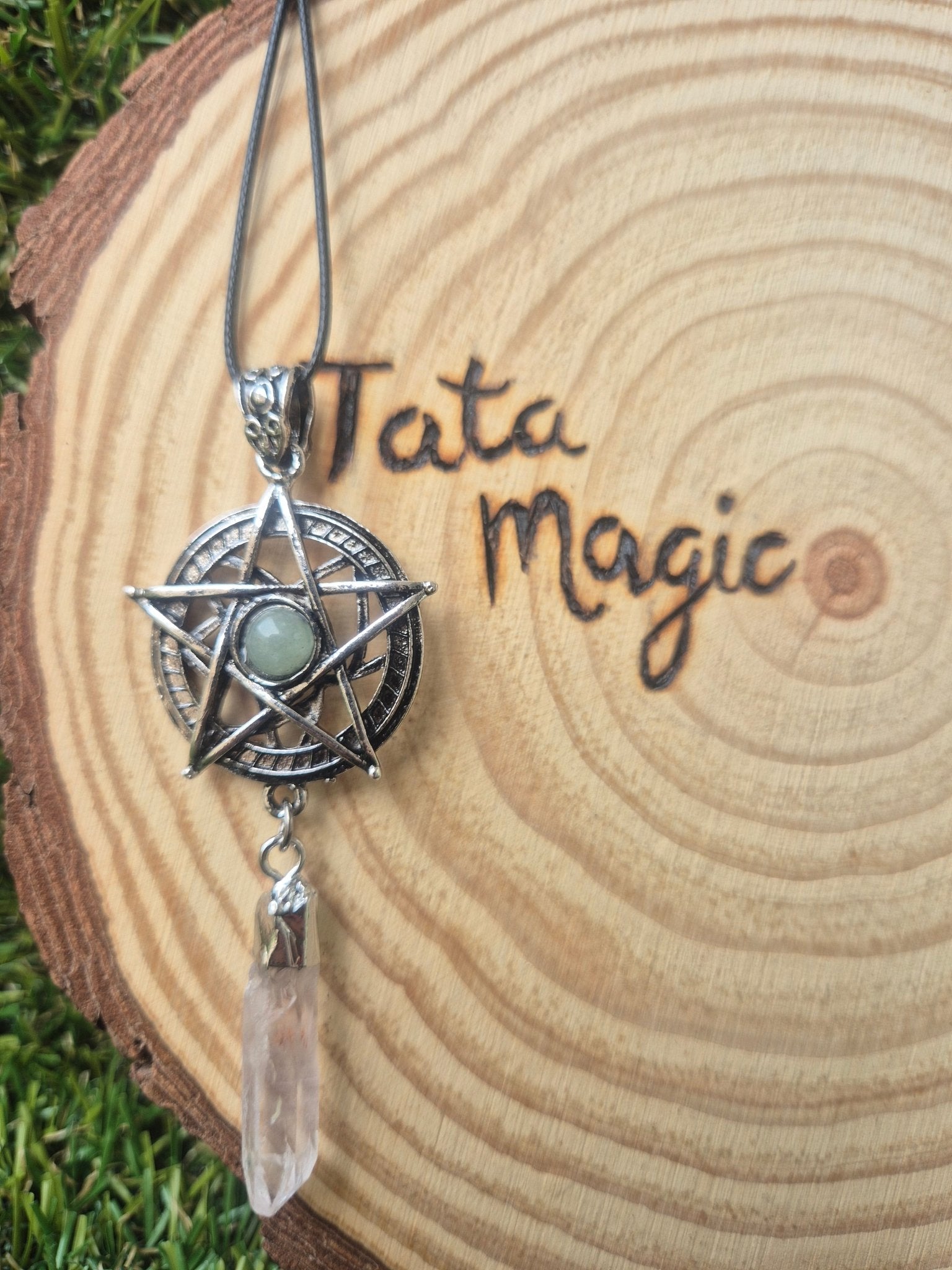 Colgante de Metal con Pentáculo y Cuarzo Maestro colgando - Protección y Energía Tienda esotérica Málaga - La Tienda de Tata Magic: tienda Esotérica en Málaga